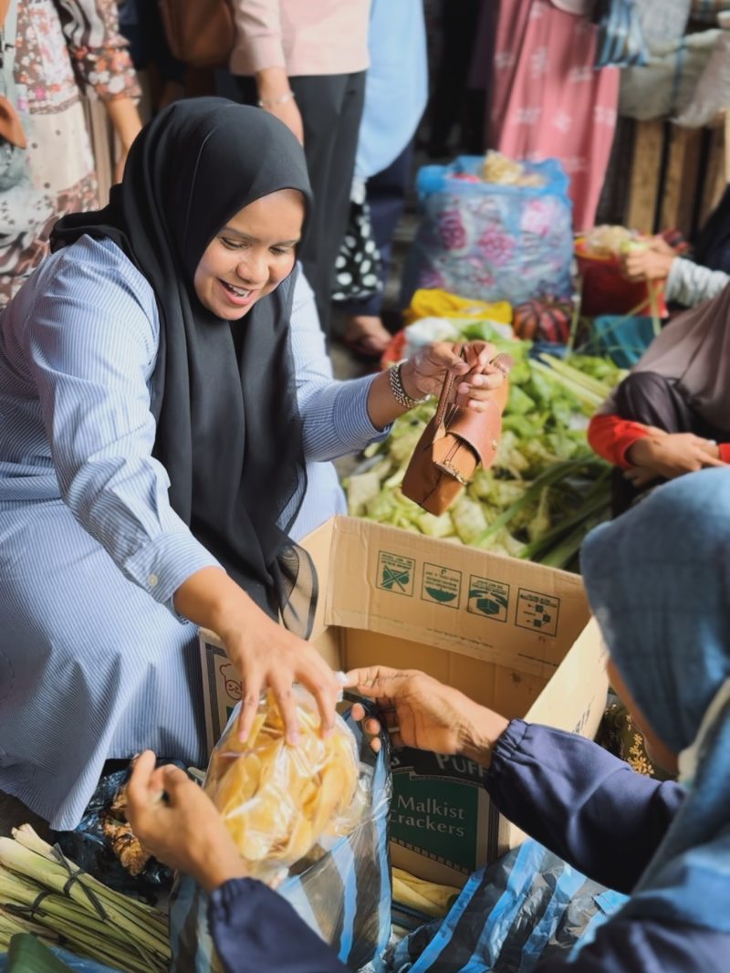Penjabat Ketua Tim Penggerak Pemberdayaan dan Kesejahteraan Keluarga (TP PKK) Aceh Mellani Subarni pada saat mengunjungi beberapa pasar yang ada di Banda Aceh dan Aceh Besar, Minggu pagi hingga menjelang siang, 16 Juni 2024. Foto: dok. Biro Adpim Setda Aceh.