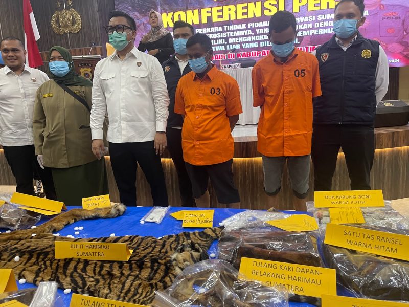 Dua tersangka (baju tahanan) saat dihadirkan dalam konferensi pers kasus penjualan kulit Harimau di Mapolda Aceh (Foto: noa.co.id/FA)
