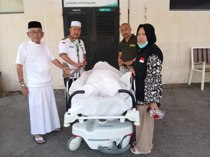 Jenazah Muhammad Umar Ardik didampingi petugas kloter lima (Foto: noa.co.id/FA)