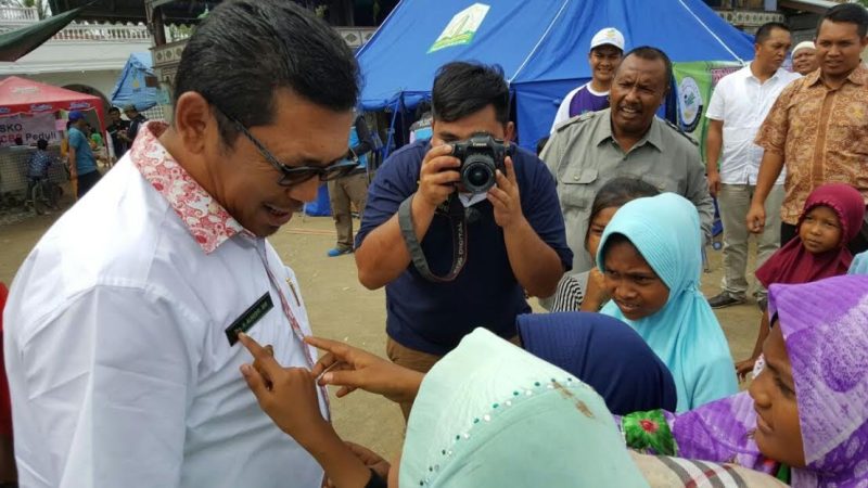 Alhudri berinteraksi dengan anak-anak saat menjabat sebagai Kepala Dinas Sosial Aceh (Foto: noa.co.id/FA)