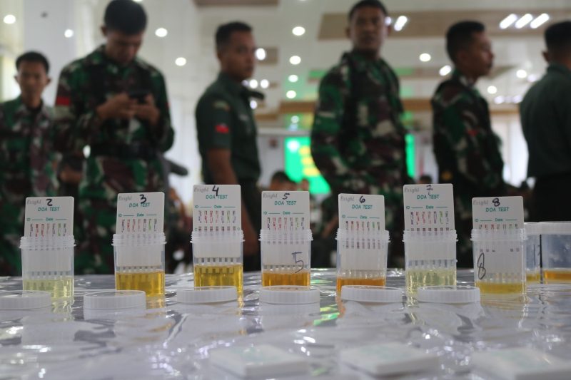 Tes urine TNI Korem 011 Lilawangsa (Foto: noa.co.id/FA)