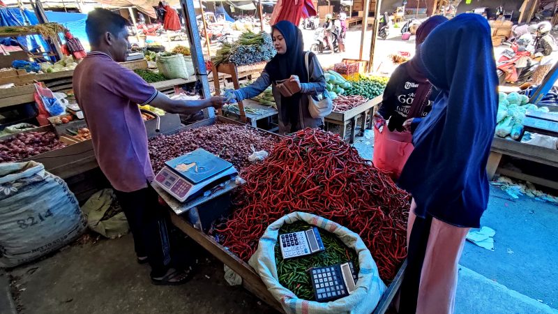Aktivitas jual beli di Pasar Al Mahirah, Banda Aceh (Foto: noa.co.id/FA)