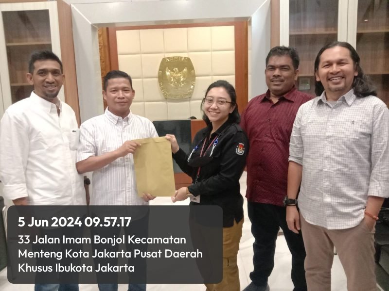 Proses serah terima berkas usulan PAW yang diserahkan langsung oleh Ketua DPRK Langsa kepada KPU RI (Foto: noa.co.id/FA)