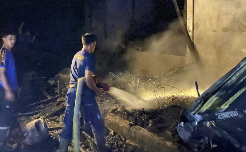 Petugas BPBD sedang melakukan pendinginan rumah yang terbakar di Aceh Barat (Foto: noa.co.id/FA)