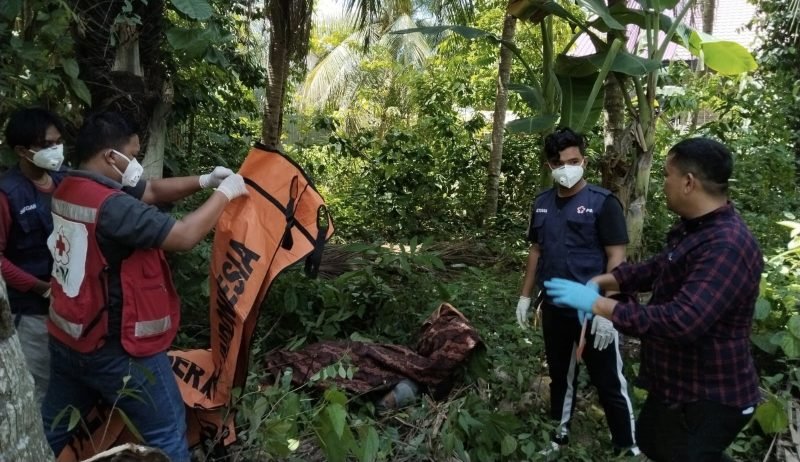 Petugas kepolisian dan PMI sedang mengevakuasi mayat yang ditemukan di Blang Pulo, Kecamatan Muara Satu, Lhokseumawe (Foto: noa.co.id/FA)
