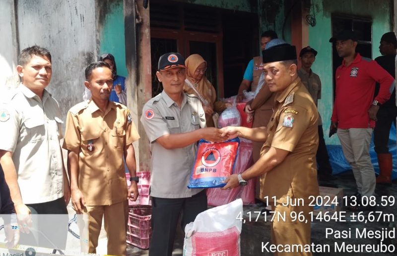 Penyerahan bantuan masa panik dari BPBD untuk korban kebakaran (Foto: noa.co.id/FA)