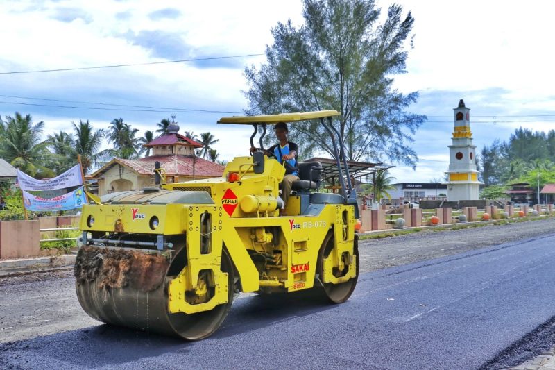 Proses peningkatan jalan dan pedestrian kawasan wisata Tugu Teuku Umar Batu Putih Aceh Barat (Foto: noa.co.id/FA)