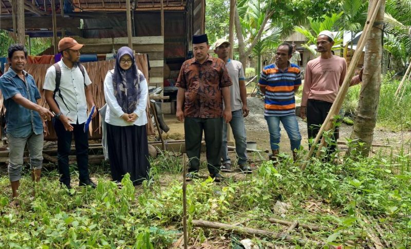 Tim teknis PUPR Aceh Barat saat melakukan verifikasi penerima jamban sehat di Aceh Barat (Foto: noa.co.id/FA)
