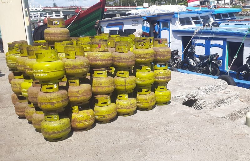 Gas LPG ukuran tiga kilogram untuk kebutuhan Idul Adha 1445 H di pelabuhan tradisional Ulee Lheue, Banda Aceh, Aceh, Sabtu (15/6/2024). (Farid Ismullah/NOA.co.id).
