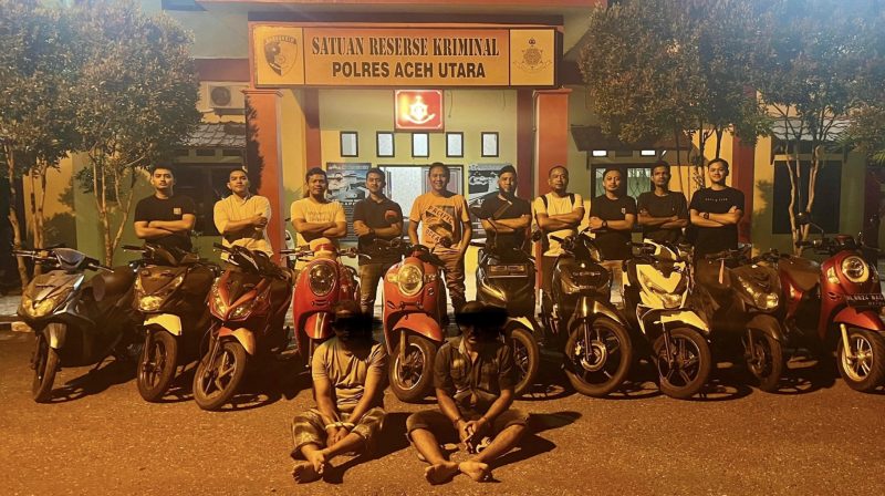 Polisi memperlihatkan dua tersangka dan barang bukti 10 unit sepeda motor hasil curiannya. (Foto: noa.co.id/FA)
