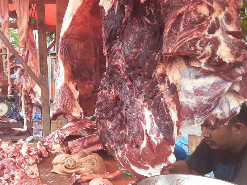 Hari Meugang kedua Seorang pedagang menunggu pembeli daging sapi di Kopelma Darussalam, Kota Banda Aceh, Aceh, Minggu (16/6/2024). Selain Faktor Ekonomi, masyarakat menanti daging kurban yang akan dibagi di masing-masing desa. Harga daging sapi lokal Aceh kualitas premium dengan harga Rp 170 ribu dari biasa Rp 150 ribu per kilogram, Untuk daging sapi kualitas nomor dua, dijual seharga Rp 160 ribu sedangkan tulang dijual Rp 80 ribu dan jeroan Rp 50 ribu per kilogram. NOA.co.id/Farid Ismullah.