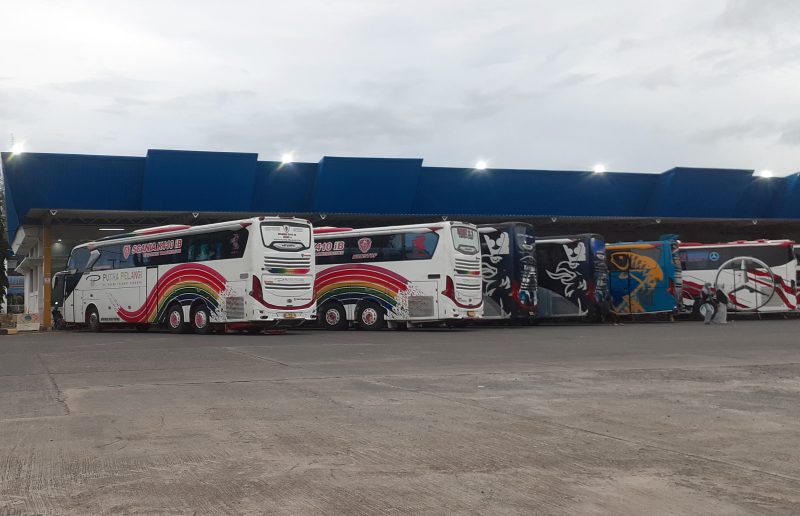 Sejumlah unit bus Antar Kota Antar Provinsi (AKAP) Terbatas menunggu penumpang di terminal tipe A Batoh, Banda Aceh, Aceh, Minggu (16/6/2024). Suasana terminal bus AKAP yang malayani transportasi dengan tujuan berbagai provinsi di pulau Sumatera dan Jawa terpantau sepi H-1 Idul Adha 1445 Hijriah. NOA.co.id FOTO / Farid Ismullah