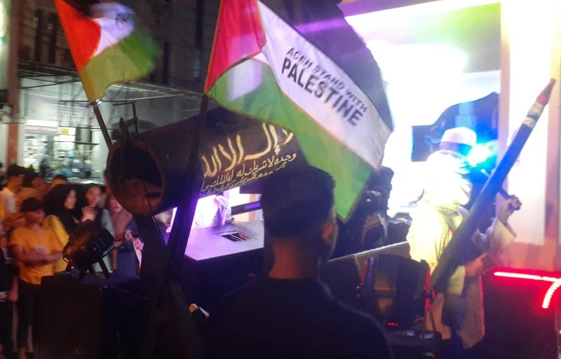 Pemerintah Provinsi Aceh melalui UPTD Masjid Raya Baiturrahman mengadakan pawai takbir keliling berjalan kaki dan mobil hias dalam rangka menyambut dan memeriahkan malam Idul Adha 1445 Hijriah, Banda Aceh, Aceh, Minggu (16/6/2024). Pawai takbir tersebut diikuti 25 grup (mobil hias dan pejalan kaki dengan rute dari gerbang menara Masjid Raya Baiturrahman menuju Simpang Kodim–Simpang Peuniti–Simpang Surabaya–Simpang Beurawe, Kemudian ke Simpang Jambo Tape–Bundaran Simpang Lima–Simpang Kodim, dan berakhir di depan Masjid Raya Baiturrahman. NOA.co.id FOTO/Farid Ismullah.