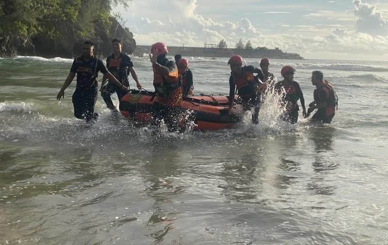 Proses pencarian korban yang terseret arus di pantai Lhoknga (Foto: noa.co.id/FA)