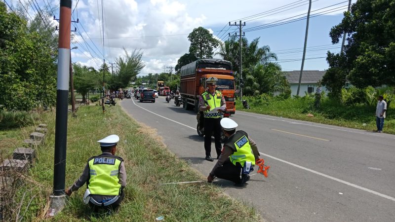Anggota Sat Lantas Polres Aceh Timur sedang melakukan olah TKP. Foto: (noa.co.id/FA)
