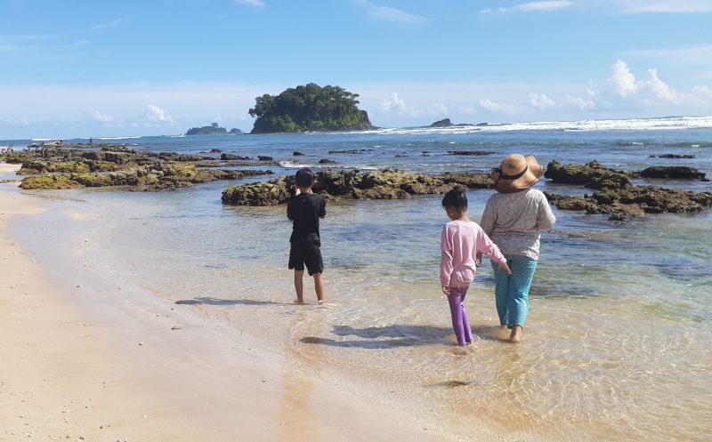 Warga menikmati Hari libur Idul Adha 1445 Hijriah di Dusun Jabie, Desa Lhok Timon, Kecamatan Setia Bakti, Kabupaten Aceh Jaya, Kamis (20/6/2024). (NOA.co.id/Farid Ismullah)