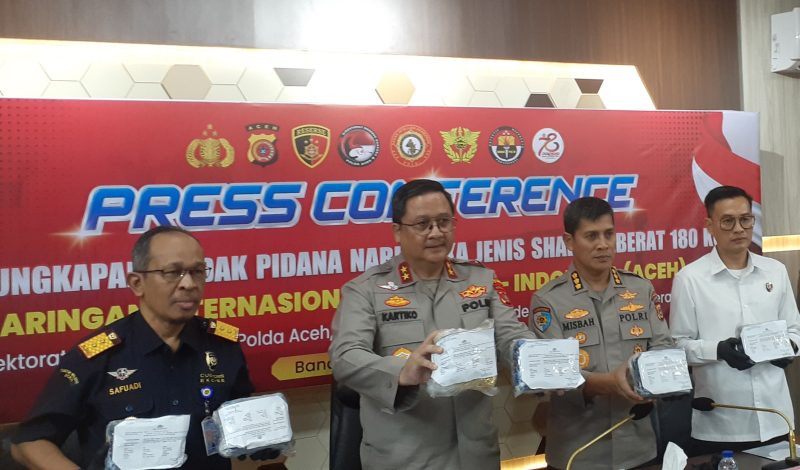 Kapolda Aceh Irjen Pol Achmad Kartiko (kedua Kiri) saat konferensi pers memperlihatkan barang bukti narkotika jenis sabu-sabu yang diamankan dari sindikat jaringan internasional di Malpoda Aceh, Banda Aceh, Rabu (26/6/2024). Direktorat Reserse Narkoba bersama Dit Intelkam Polda Aceh serta Bea Cukai Aceh mengamankan 180 kilogram Narkotika jenis sabu-sabu. NOA.co.id FOTO/Farid Ismullah.