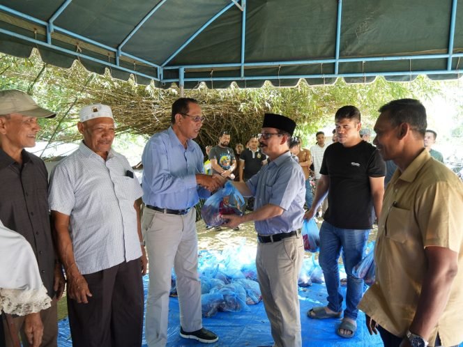 Kepala Kantor Wilayah Kemenkumham Aceh, Meurah Budiman (Ketiga Kanan) saat membagikan paket Kurban kepada Masyarakat di Desa Lubok Sukon, Aceh Besar, Selasa (18/6/2024). (NOA.co.id/HO/Humas Kanwil Kemenkumham Aceh)