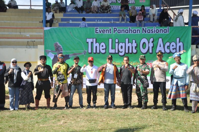 Foto bersama Sahli Bupati Aceh Besar Ir Makmun MT, Plh Asisten I Sekda Aceh, Muhammad Junaidi, SH, M.Hum, Camat Lhoknga, Mukhtar Jakub HRP, S.Sos, Kapolsek Lhoknga, IPDA Rivan Noveriza, S.Psi, dan Danramil Lhoknga Mayor Inf Singgih Junaidi, serta panitia dan peserta event panahan nasional, di Stadion Mini Carlos, Lhoknga, Kabupaten Aceh Besar, Sabtu (29/6/2024) (Foto: noa.co.id/FA)