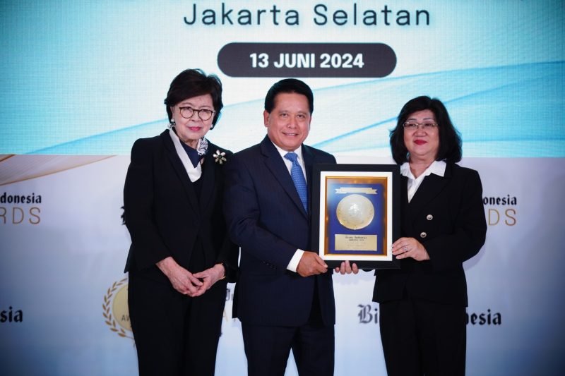 Direktur Utama Bank Syariah Indonesia Hery Gunardi  saat menerima penghargaan sebagai CEO of The Year dimana BSI juga dinobatkan sebagai Bank Syariah Terbaik di ajang Bisnis Indonesia Awards 2024 yang digelar di Raffles Hotel Jakarta, Kamis (13/6). Foto: dok. Humas BSI Aceh. 