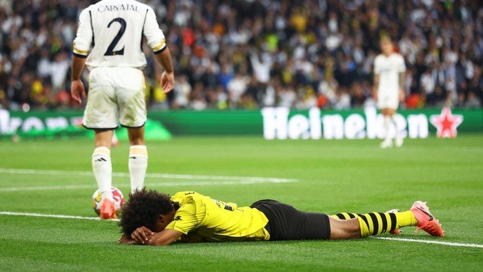 Ekspresi penyerang Borussia Dortmund Karim Adeyemi usai gagal memanfaatkan peluang untuk menjebol gawang Real Madrid di final Liga Champions (Foto: REUTERS/Carl Recine)