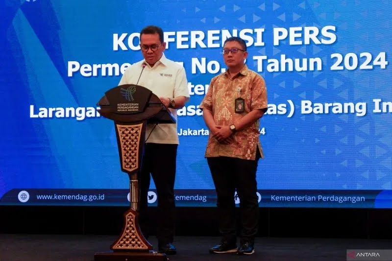 Direktur Jenderal Perdagangan Luar Negeri Kemendag Budi Santoso memberikan konferensi pers terkait Permendag Nomor 8 Tahun 2024 di Jakarta, Minggu (19/5/2024). ANTARA/Uyu Septiyati Liman.