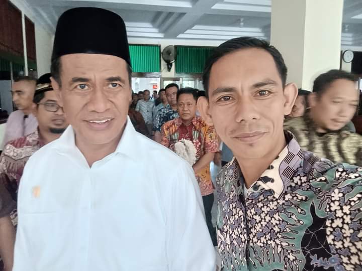 Mentan Andi Amran Sulaiman (Pertama Kiri), saat berfoto bersama Plt. Kepala Dinas Tanaman Pangan Hortikultura dan Peternakan (DTPHP) Aceh Singkil, Syam'un (Pertama Kanan) setelah Rapat Koordinasi (Rakor) Perluasan Areal Tanam di Auditorium Gedung F Kantor Pusat Kementan, Jakarta, Jum'at (7/6/2024). (Foto | Dok.Pribadi).