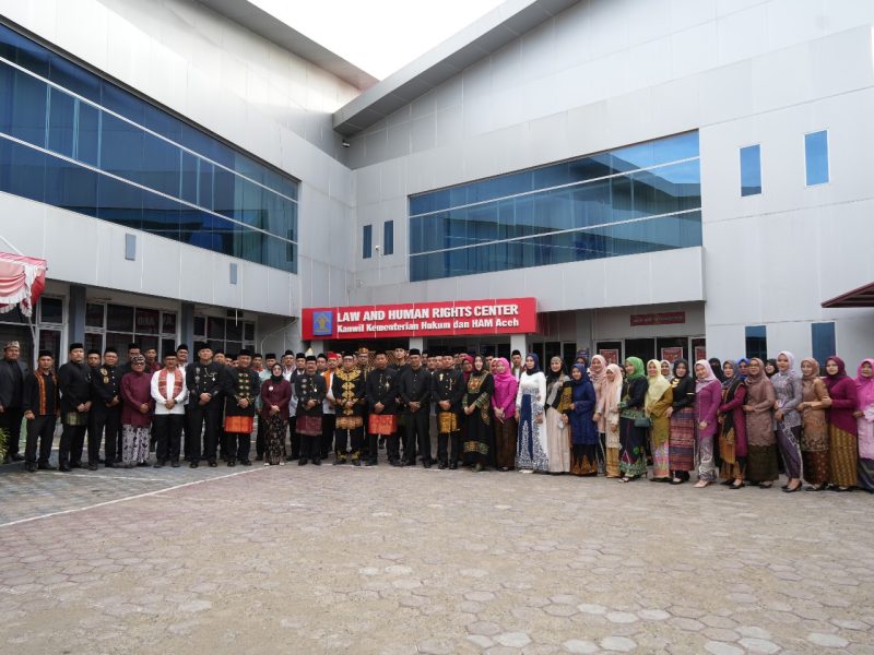 Pegawai Kanwil Kemenkumham Aceh memakai pakaian adat dari penjuru nusantara saat upacara peringatan Hari Lahir Pancasila, Sabtu (1/6/2024).(Foto | HO-Kanwil Kemenkumham Aceh).