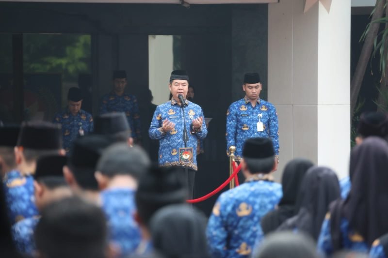 Direktur Jenderal (Dirjen) Kependudukan dan Pencatatan Sipil (Dukcapil) Kementerian Dalam Negeri (Kemendagri), Teguh Setyabudi memimpin upacara Peringatan Hari Lahir Pancasila Tahun 2024 di Plaza Kantor Pusat Kemendagri, Jakarta, Sabtu (1/6/2024). (Foto |HO-Puspen Kemendagri ).
