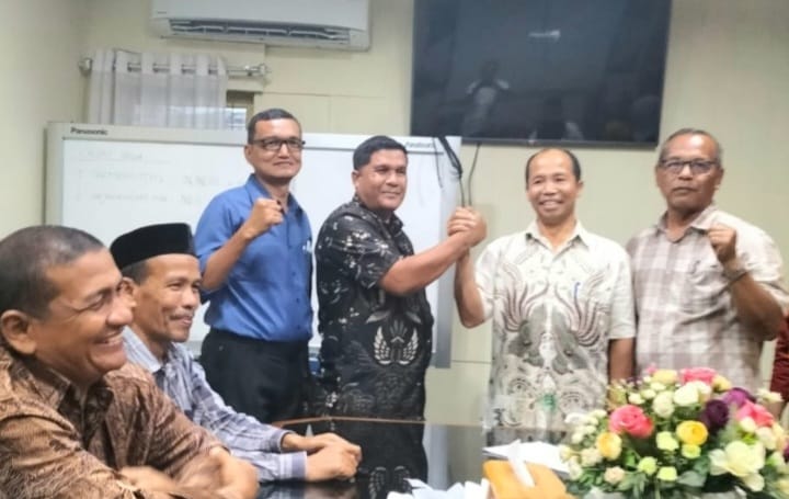 Kepala SMKN 2 Meulaboh, Tarmidhi SST MSi saat terpilih sebagai Ketua Musyawarah Kerja Kepala Sekolah (MKKS) SMK Provinsi Aceh untuk periode 2024-2028. Foto: NOA.co.id