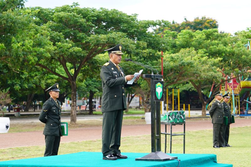 Kapok Sahli Kodam IM, Brigjen TNI Senmart Tonda S.Sos saat memimpin Upacara Peringatan Hari Lahir Pancasila yang berlangsung di Lapangan Blang Padang Kota Banda Aceh, pada Sabtu (01/06/24). Foto: NOA.co.id
