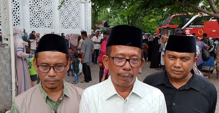 PJ. Bupati Pidie Jaya, Jailani Beuramat (Tengah), Kadiskes dan KB Eddy Azwar, (Pertama kanan), Kepala Kemenag Pidie Jaya Mulyadi (Pertama Kiri) saat pelepasan Jama'ah haji di halaman mesjid Agung Tgk Chik Pante Geulima Kec.Meureudu, Pidie jaya, Minggu (2/6/2024). (Foto: Muhammad Rissan/NOA.co.id).