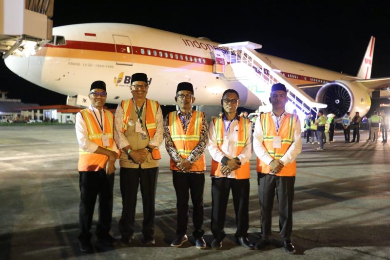 Pj, Bupati Pidie Jaya Ir, Jailani (tengah) turut di dampingi Kabag Tu Kanwil Kemenag Aceh Ahmad Yani, S. pd.i ( kanan) dan Kankemenag Pidie Jaya Mulyadi, S.Ag. M.Pd (Kiri) foto bersama saat perlepasan Calon Jama'ah Haji Pidie Jaya tahun 2024, Senin malam (3/6/2024.).(Foto: Muhammad Rissan/NOA.co.id).