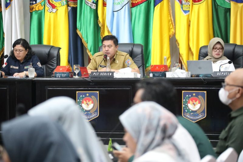 Plt. Sekjen Kementerian Dalam Negeri, Tomsi Tohir, saat mewakili Mendagri Muhammad Tito Karnavian memimpin Rapat Koordinasi (Rakor) Pengendalian Inflasi Tahun 2024 di Gedung Sasana Bhakti Praja (SBP), Kantor Pusat Kemendagri, Jakarta, Selasa (4/6/2024). (Foto | HO-Puspen Kemendagri).