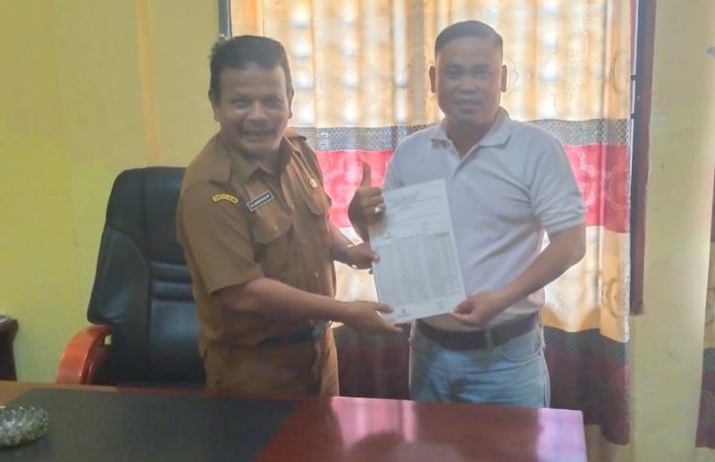 Plt. Camat Simpang Kanan, Adam Daulay (Pertama Kiri) bersama Pendamping Desa Kecamatan Simpang Kanan, Riwanto (Pertama Kanan) saat tandatangani Berita Acara IDM 2024, Singkil, Selasa (4/6/2024). (Foto : Ari sardi Gustidinata/ NOA.co.id).