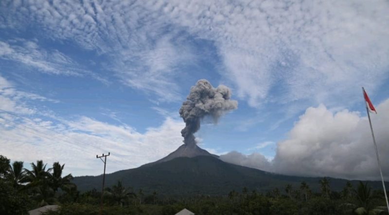 Gunungapi Lewotobi Laki-laki kembali erupsi Hingga pukul 16.00 WITA, mengalami erupsi sebanyak lima kali di Provinsi Nusa Tenggara Timur ini , Selasa (4/6/2024). (Foto | HO-PVMBG)