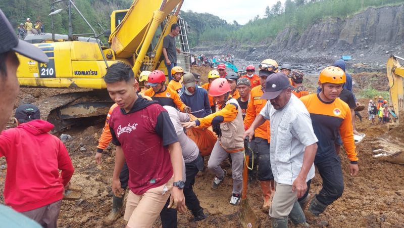 Operasi lanjutan pencarian korban pasca longsor yang melanda wilayah Lumajang, Jawa Timur, Rabu (5/6/2024). (Foto | HO-BPBD Kab.Lumajang).