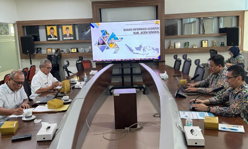 Pj. Bupati Aceh Singkil (Pertama Kiri) bersama Dinas PUPR Aceh Singkil melakukan ekspose dan pemaparan rencana program kegiatan di Kementrian PUPR, Jakarta, (5/6/2024). (Foto | HO).