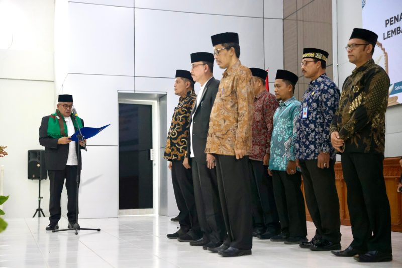 Penjabat Gubernur Aceh, Bustami, SE, M.Si.,mengukuhkan Tim Terpadau Penataan dan Pengawasan Sistem Jaminan Produk Halal Lembaga Pengkajian Pangan, Obat-obatan Kosmetika (LPPOM) Majelis Permusyawaratan Ulama Aceh, di Gedung Serbaguna MPU Aceh, Kamis, (6/6/2025). Foto: dok. Biro Adpim Setda Aceh. 