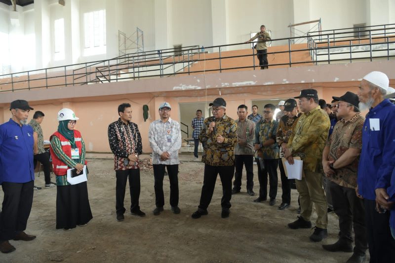 Pj. Gubernur Aceh, Bustami, SE. MSi didampingi Sekda Aceh, Azwardi dan Dinas terkaitl meninjau Venue Basket untuk PON XXI Aceh Sumut, Kamis (06/06/2024). Foto: dok. Humas Pemerintah Aceh.