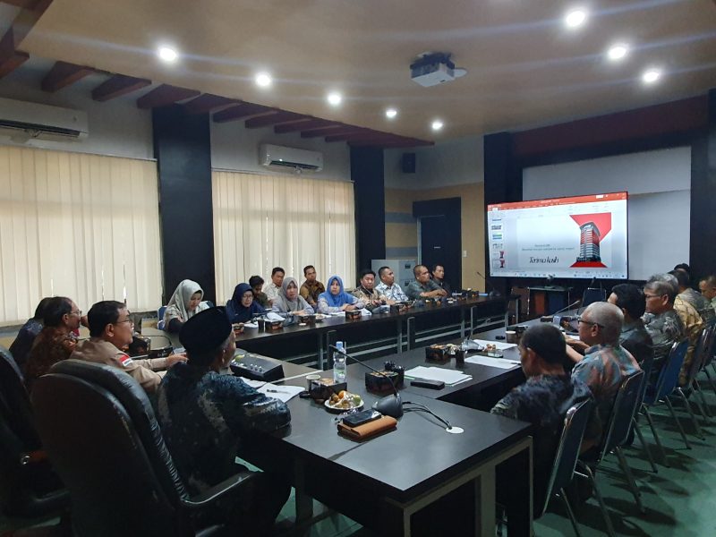Penjabat Bupati Aceh Barat, Drs Mahdi Efendi saat memimpin rapat khusus bersama Sekretaris Daerah dalam hal tindak lanjuti penandatanganan komitmen pemberantasan korupsi dengan KPK RI, yang berlangsung di ruang kerjanya Kamis, (06/06/2024) (Foto: noa.co.id/FA)