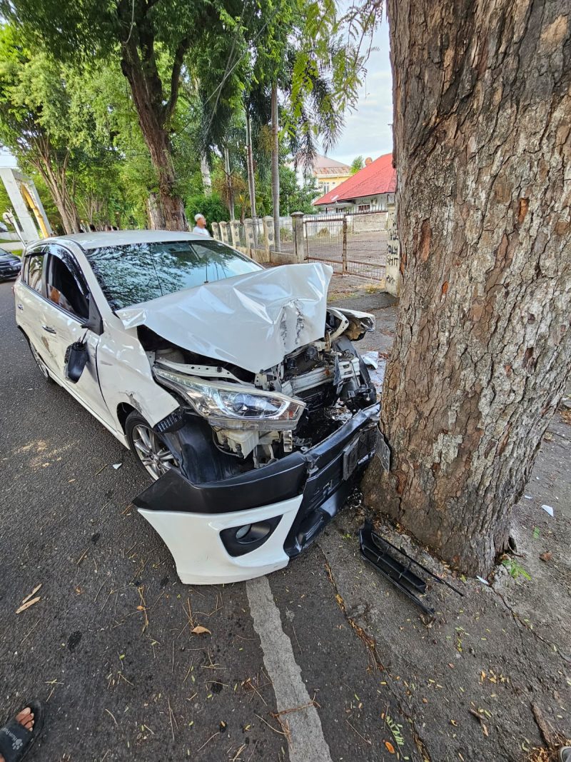 Sebuah Toyota Yaris usai mengalami kecelakaan setelah berusaha menghindari tabrakan dengan mobil Toyota Avanza BK 1561 ADV. Foto: dok. Hidayat S/NOA.co.id