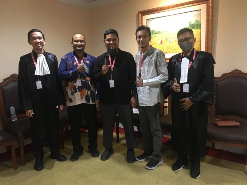 Sekretaris Partai Amanat Nasional (PAN) Kabupaten Pidie Jaya (Baju Putih) Mahlil bersama dengan tim pengacara (Foto: noa.co.id/MR)