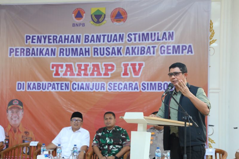 Kepala Badan Nasional Penanggulangan Bencana Letjen TNI Suharyanto ( Pertama kanan) saat kegiatan pemberian bantuan dana stimulan perbaikan rumah rusak tahap IV termin satu kepada warga terdampak gempa di Komplek Pendopo Kabupaten Cianjur, Jawa Barat, Jumat (7/6/2024). ( Foto | HO- Pusat Data, Informasi dan Komunikasi Kebencanaan BNPB).