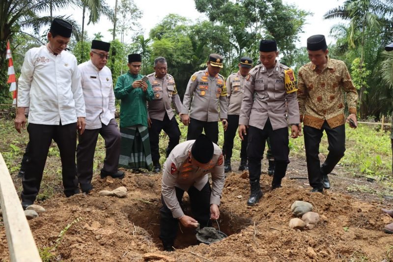 Wakapolda Aceh Brigjen Armia Fahmi saat meletakkan batu pertama pembangunan masjid pesantren Babul Ulum di Desa Simpang Kiri, Kecamatan Tenggulun, Kabupaten Aceh Tamiang, Jumat (07/06/2024) (Foto: noa.id/FA)
