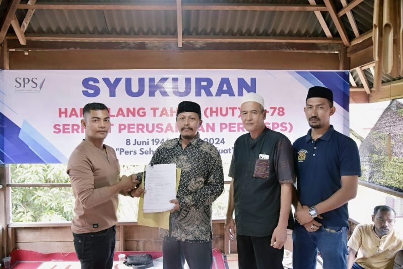 Penyerahan data perusahaan pers yang diserahkan pimpinan Kabar Nanggroe Wahyu Desmi kepada Ketua SPS Aceh Muktarruddin Usman (Foto: noa.co.id/FA)