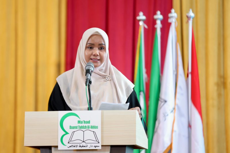 Pj Ketua TP PKK Aceh, Mellani Subarni, menghadiri sekaligus menyampaikan nasihat pada Wisuda Syahadah Tahfizh Al-Qur’an 30 Juz, Ma’had Daarut Tahfizh Al-Ikhlas, di Hotel Amel Convention Hall Banda Aceh. Foto: Istimewa