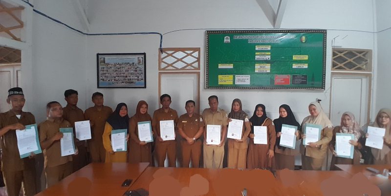 Pegawai Sekretariat Majelis Adat Kabupaten Aceh Singkil, baik ASN maupun tenaga Non ASN (Honorer), telah menandatangani Pakta Integritas sebagai bentuk komitmen bersama, Senin (10/6/2024). (Foto : Ari sardi Gustidinata/ NOA.co.id).