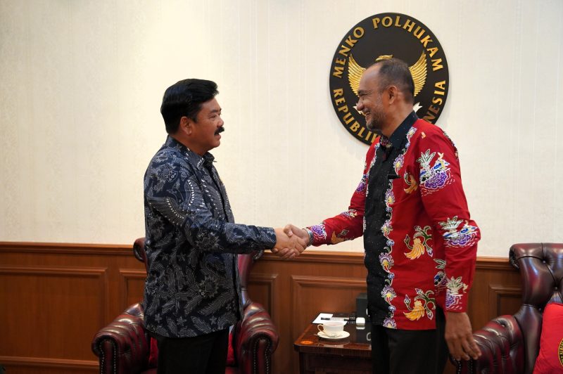 Menko Polhukam, Hadi Tjahjanto (Pertama Kiri) saat bertemu perwakilan MER-C di kantor Kemenko Polhukam, Senin (10/6/2024). ( Foto /HO-Humas Kemenko Polhukam RI).