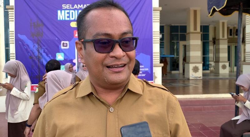 Plt Kadis Kominfo Aceh Besar, Khairul Huda SKom MM saat wawancara usai apel gabungan OPD peringatan Hari Media Sosial se-Indonesia, di Halaman Kantor Bupati Aceh Besar, Kota Jantho, Kabupaten Aceh Besar, Senin (10/6/2024). Foto: Istimewa